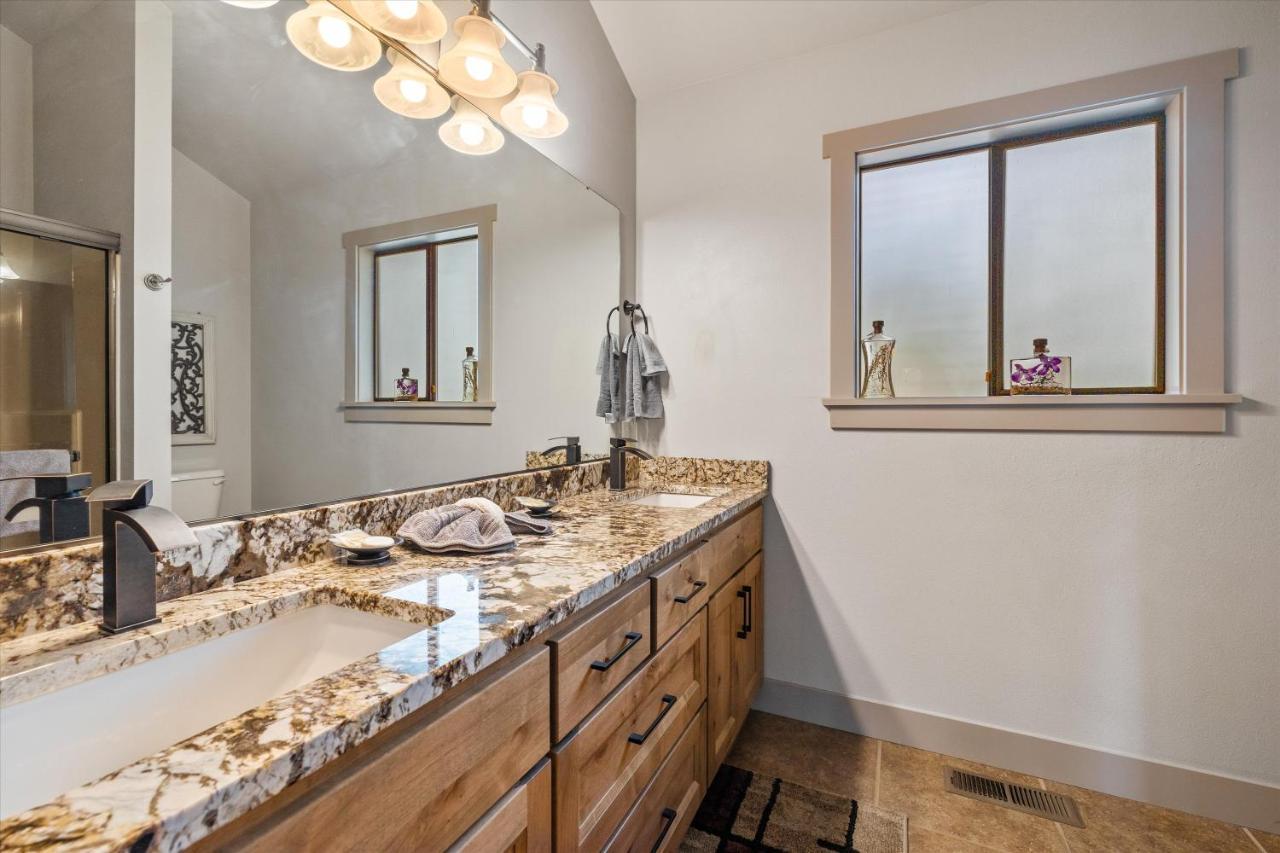 Great Kitchen, Ac, Sharc Access, Hot Tub, Bring Pet! Villa Sunriver Bagian luar foto